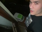 Me pajeo y me corro en el balcón