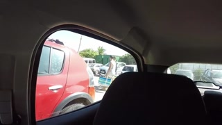 Sra. Feet safada dançando e se exibindo na praia, depois fica nuazinha