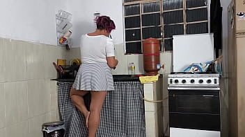 a amiga sapatao da minha mulher estava lavando a lou&ccedil_a em casa de saia fiquei com tesao puxei pro lado e meti muito nela