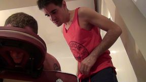 masseur soumis a la grosse teub de guillaume wayne - tantrik - scene 1
