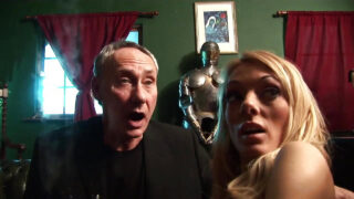 Nagy mellű, nagy seggű Tarra White harisnyában kemény anális orgiában kefél Ben Dover és Paul Chaplin.