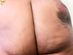 Masturbating amateur cums after solo fun