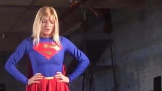 ホットなスーパーガールコスプレイヤーが捕らえられ、檻に入れられ、屈辱を受ける