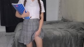 &iquest_Que edad tiene? PEQUE&Ntilde_A y tierna ALUMNA colegiala de CDMX va a casa de el profesor pervertido y hace todo lo que el pervertido dice, estudiante se masturba para el profesor