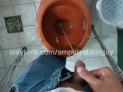 Amputado orinando - amputee boy urinating