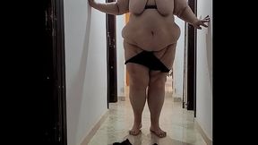 Coolmarina. Meada caliente y aplasta la lata con ropa interior