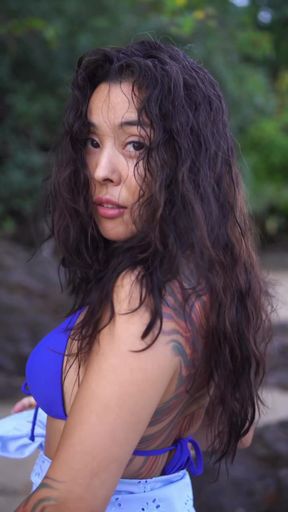 beauty walks on the beach and seduces guys