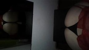 Ella me la chupa mientras se sienta en el consolador