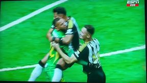 Portero de Equipo Brasilero VACUNA a Pequeña Venezolana (creo)