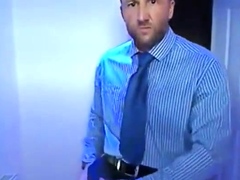Empresario batendo punheta