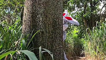 Coelhinho da páscoa branquinho e sapeca chamou seus amigos para brincar de esconde esconde no mato.