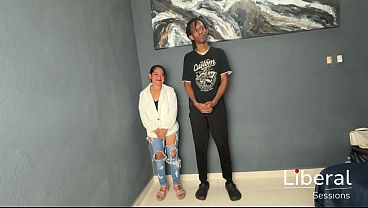 Chica petite y su primera experiencia con una verga negra