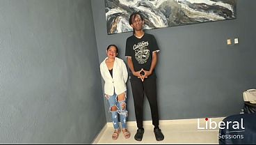 Chica petite y su primera experiencia con una verga negra