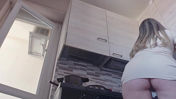 gostosa cozinha sem calcinha
