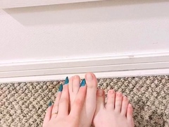 Amateur Foot Fetish Girlfriend Sucks and gives a Footjob
