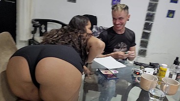 Minha gostosa Paty Bumbum sofrendo na tatoo e oferecendo a buceta como pagamento