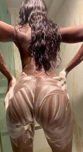 Amateur onlyfan shows off her ass