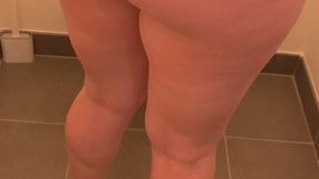 Rebeca va au toilette