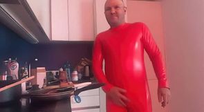 Slave Andreas is making dinner in Latex