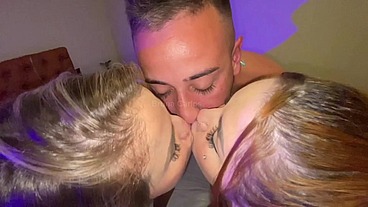 Dividi o pau do meu marido com minha amiga e ele acabou fodendo nós duas em um menage gostoso