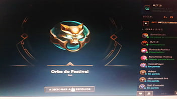 Novinha fica empolgada ao abrir orbe do festival