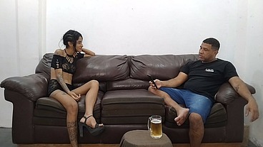 No sofá, com leo ogro lillian revela que o maior arrependimento. Foi ter namorado e que o lugar mais legal já transou foi em cima de uma laje na comunidade da rocinha.