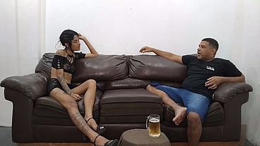 No sofá, com leo ogro lillian revela que o maior arrependimento. Foi ter namorado e que o lugar mais legal já transou foi em cima de uma laje na comunidade da rocinha.