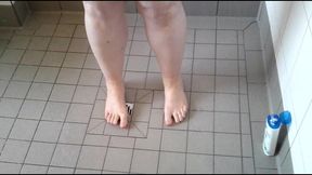 sie duscht allein in meiner wohnung 1