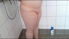 sie duscht allein in meiner wohnung 1