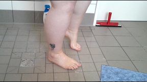 sie duscht allein in meiner wohnung 1