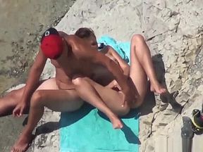 No one mind this amateur couple fucking on the beach