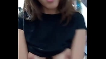 Mi marido se fue de viaje y mi mejor amigo me visita para darme duro por mi peque&ntilde_a vagina me encanta que me penetre hasta derramar su rica leche en mi