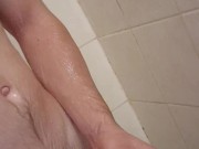 Plaisir sous la douche pendant que le coloc regarde la télé