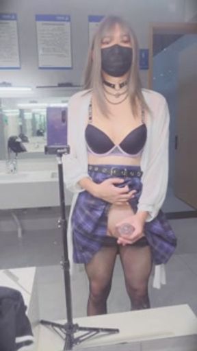 伪娘 // 公厕露出玩飞机杯，结果秒射