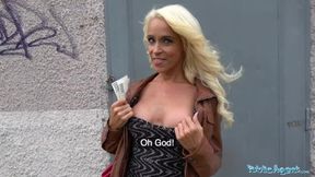 Public Sex Tätowierte, vollbusige deutsche blonde MILF hart gegen einen Baum gefickt