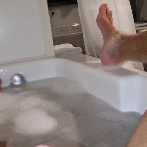 AMATEUR   HOT BATH - SAW IN BATHTUB