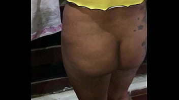 Camile Ferri estendendo a roupa