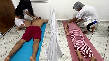 Mujer Masajista Sexy se Folla al Marido en Masaje en Pareja al Lado de su Esposa NTR JAV