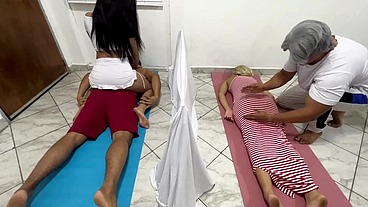Mujer Masajista Sexy se Folla al Marido en Masaje en Pareja al Lado de su Esposa NTR JAV