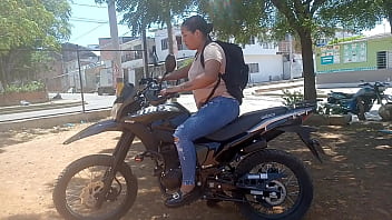 Le ense&ntilde_o a manejar moto a mi vecina y ella a cambio me da su vagina.