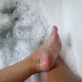 Regina Noir takes a bath in the jacuzzi. Naked woman in the bath. Masturbation in the jacuzzi. Teaser