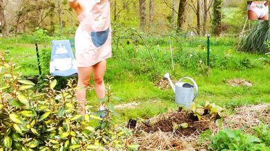 Try on the Cute Apron while I'm planting in the garden (FULL VERSION MON MY FANSLY)