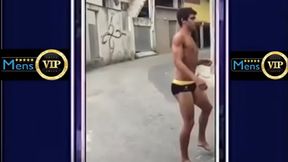 Fazendo embaixadinha de sunga na rua