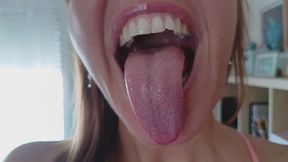 Lania encuentra a un tinyman en su casa y le invita a entrar en su boca (ESP)