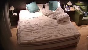 最新流出大學城附近酒店偷拍顏值學生情侶氣質甜美女友和精壯小伙入住一天接連操-1