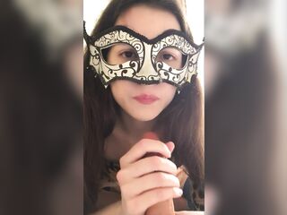 Тебе нравится что я сажусь анусом на твой языком? Девчонка дрочит пальцами свою жопу