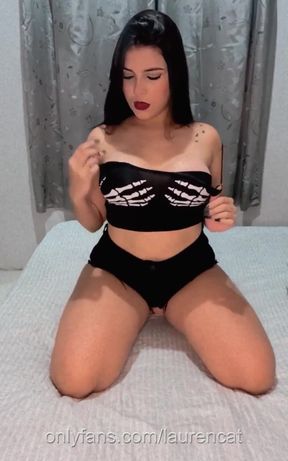 Morena Safada Likes to Show Himself and Put the Piroca Into the Pussy