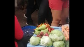 Mostrando las tetas en el mercado pt 1