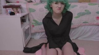 Tatsumaki de One Punch Man Chica cosplay montando enormes consoladores Bad Dragon