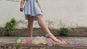 Sneakergirl Lilly - Waterballoons Popping